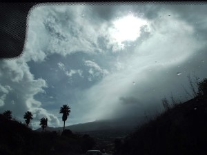 Autofahren bei Starkregen: Nicht empfehlenswert - es drohen Aquaplaning und Steinschläge. Foto: La Palma 24