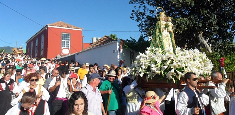 2018 wieder Bajada in El Paso. Nur alle drei Jahre wird in El Paso die große Bajada de La Virgen del Pino gefeiert, und 2018 ist es wieder soweit. Die Gemeinde Informiert, dass das Fest Mitte Juli beginnt und die Events bis zum 2. September andauern. Höhepunkt ist wie immer das Herabtragen der Jungfrauen-Statue von der Kirche bei der jahrhundertealten Pino de La Virgen am 18. August 2018 mit einem Umzug, an dem erneut hunderte von Wagen und tausende von Menschen teilnehmen sollen. Foto: El Paso