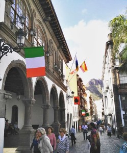Der St. Patrick´s Day ist erst am 17. März: Aber vorm Rathaus in Santa Cruz wedeln jetzt schon die irische Fahne und Symbole wie das Kleeblatt. Foto: Stadt