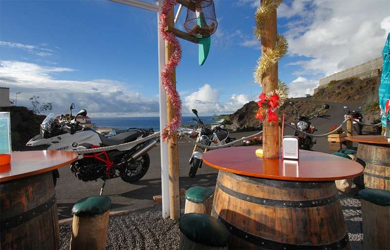 Biker-Träume werden wahr: angenehme Temperaturen auch im Winter, traumhafte Landschaft und super Kurven - und am Schluss ein Einkehrschwung in einer Bodega on the road. Foto: La Palma 24