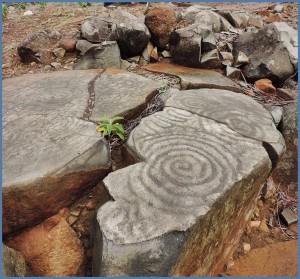 Spuren der Ureinwohner findet man an vielen Orten von La Palma: Die einst in Stein geritzte Spirale ist heutzutage auch Bestandteil vieler Souvenirs.