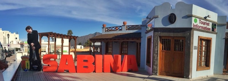 Werbung fürs Sabina-Konzert. Unübersehbar prangt seit Dienstag dieser Woche ein drei Meter großer Joaquín Sabina auf dem Platz vorm Tourismusbüro in El Paso. Mit diesem Foto macht die Gemeinde Werbung für das Konzert des spanischen Barden am 30. April 2018 im Fußballstadion. In den kommenden Wochen soll die Pappausgabe von Sabina an immer wieder anderen Plätzen im Ort aufgestellt werden. Tickets gibt es im Internet sowie in allen Tourismusbüros auf La Palma. www.entrees.es