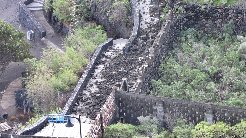 Versperrter Wanderweg bei Los Cancajos. Ein Leser des La Palma 24-Journals schickte uns dieses Foto zusammen mit dem Hinweis, dass seit dem Unwetter am 28. Februar 2018 der Wanderweg über die Treppe am Strand von Los Cancajos nur noch über den Weg an den Duschen passierbar ist. Der obere Weg sei gesperrt und mit den Trümmern einer eingestürzten Mauer verfüllt worden. Der Leser bedauert, dass es die Gemeinde bis jetzt nicht geschafft habe, diesen viel genutzten Weg freizuräumen und hofft, dass bald etwas in dieser Sache unternommen wird.