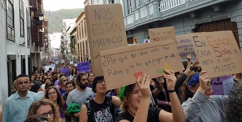 Erstmals gehen Menschen auf La Palma massiv für Gleichstellung auf die Straße. "Das war die größte Kundgebung auf La Palma, die ich je gesehen habe!" Das sagte Alicia Pérez Bravo nach der Demonstration zum internationalen Frauentag am 8. März 2018 in Santa Cruz mit hunderten von TeilnehmerInnen. Die Beauftragte des spanischen Staates auf La Palma zur Koordination und Kontrolle aller Organisationen und Personen, die im Bereich Gewalt gegen Frauenauf der Insel aktiv sind, freut sich natürlich sehr: "Ich glaube, erwas hat sich verändert", sagte sie heute im Blick darauf, dass sie noch vor einem Jahr beklagt hatte, dass es auf der Insel "nicht viel feministische Aktivität" gebe. "Nun zeigt sich, dass die Leute bereit sind, ihre Komfortzone zu verlassen und für Gleichstellung und gegen Gewalt auf die Straße zu gehen."Auch in Los Llanos versammelten sich am Weltfrauentag 2018 wesentlich mehr DemonstrantInnen als 2017 auf der Plaza de Espana.