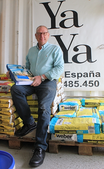 Dicker Ordner: Für seinen Titel Sachkundiger Planer für die Instandhaltung von Betonbauteilen musste Neil Spindler ordentlich büffeln. Foto: La Palma 24