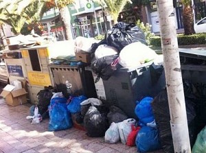 Die Stadt hat von wilden Deponien im Bereich der grauen Restmülltonnen und der Wertstoff-Container genug: Zum Schutz des Stadtbildes und auch der Anwohner dieser Standorte werden Multas verhängt - Schilder warnen.