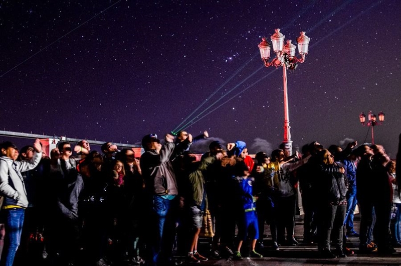 Unter dem Motto Schalte das Licht aus und bring die Sterne zum Leuchten wurden am Freitag vergangener Woche an Plätzen rings um die Insel Aktionen zum elften Geburtstag der Starlight Declaration auf La Palma durchgeführt. Anschließend konnte man im Rahmen dieses Parts des Astrofestes 2018 Sterne durch Teleskope beobachten und Konzerten, Gedichten und Märchen lauschen. Hier sind ein paar Foto-Impressionen dieser Nacht.