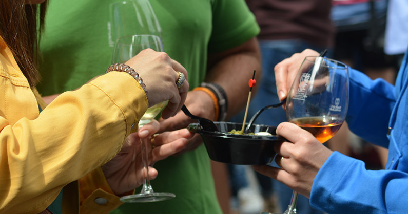 Weinfest in der Hauptstadt. Wein- und Tapas-Fest die Dritte: Am Samstag, 21. April 2018, verwandelt sich die Plaza Alameda in Santa Cruz erneut in ein fröhliches Weindorf – das ist der Platz, auf dem der Nachbau des Kolumbus-Schiffes steht. Von 12 bis 18 Uhr kann man bei der Feria del Vino an den Ständen edle Rebsäfte mit dem Ursprungs- und Qualitätssiegel von La Palma verkosten. Mit dabei sind die KellereienTeneguía, Vega Norte, Carballo, Vitega, Tamanca, Viñarda, mil7ochentaynueve, Piedra Jurada y Tendal. Dazu passen Tapas mit überwiegend Produkten von der Inseln, die von Gastronomen der Hauptstadt zubereitete werden. Jedes Gläschen und jedes Appetithäppchen gibt es zum Preis von 1,50 Euro. Und ebenfalls 1,50 Euro kosten die Gläser des Kontrollrats für palmerische Weine, die inzwischen bei Sammlern äußerst beliebt und natürlich auch ein schönes Souvenir sind. Mehr über die strengen Auflagen bei der Herstellung der DO-Vinos von der Isla Bonita in unserem Interview. 