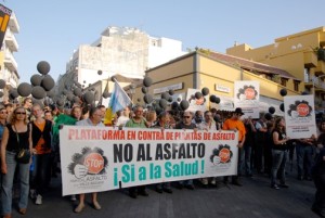 Demonstration gegen das erste, vom Gericht verbotene Asphaltwerk im Industriegebiet Callejon de la Gata: Müssen die Einwohner von Los Llanos jetzt wieder auf die Straße gehen?