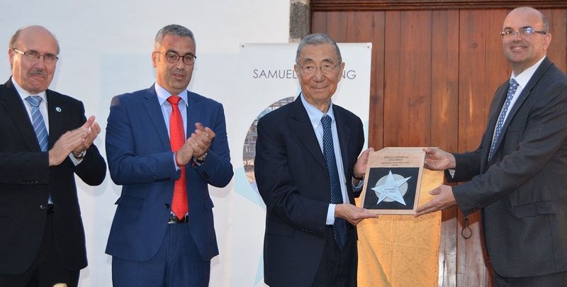 Stern an Samuel Ting überreicht. Wie bereits angekündigt, ist der amerikanische Physik-Preisträgrer Samuel Chad Chung Ting der vierte Mann, der mit einen Stern auf dem Walk of Fame der Wissenschaft auf La Palma verewigt wird. Die offizielle Verleihung fand am Donnerstag, 12. April 2018, im Cabildo statt, wobei Inselpräsident Anselmo Pestana und Santa Cruz-Bürgermeister Sergio Matos und Vertreter des Instituto Astrofísico de Canarias (IAC) dem Forscher ihre Anerkennung zollten. Samuel Ting erhielt 1976 zusammen mit Burton Richter den Physik-Nobelpreis für wesentliche Beiträge zur Entdeckung des J/ψ-Mesons – ein Teilchen, das aus einem Quark und einem Antiquark besteht. Der Paseo de las Estrellas de la Ciencia in Santa Cruz muss zwar erst noch gebaut werden, aber das Cabildo vergeben bereits seit zwei Jahren Sterne: Bisher geehrt wurden damit der verstorbene englischenAstrophysiker Stephen Hawking, der russischen Kosmonauten Aleksei Leonow und der japanischen Physik-Nobelpreisträger Takaaki. Der palmerische Walk of Fame wird im Zuge des anstehenden Umbaus der Avenida Marítima in Santa Cruz angelegt und soll im Laufe der Zeit mit bis zu 50 Sternen mit Namen von genialen Forschern aus aller Welt ausgestattet werden.