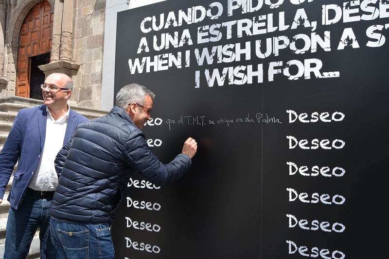 Wunschtafel zum Astrofest. Im Rahmen der vielen Veranstaltungen zum Astrofest La Palma wurde Ende der vergangenen Woche auf der Plaza de Espana in Santa Cruz eine Tafel aufgestellt. Unter dem Motto „Wenn ich einen Wunsch an eine Stern hätte, wünschte ich mir...“ schrieben zuerst Inselpräsident Anselmo Pestana, Inseltourismusrätin Alicia Vanoostende und Hauptstadtbürgermeister Sergio Matos ihre Deseos auf, und später konnte dies Einheimische und Touristen tun. Die Idee lehnt sich an das Projekt Before I die der Künstlerin Candy Chang an, die 2011 in New Orleans dazu aufforderte, Gedanken auf eine Tafel in einem verlassenen Gebäude zu schreiben. Übrigens haben Anselmo Pestana und Sergio Matos sich gewünscht, dass das Thirty Meter Telescope (TMT) auf La Palma gebaut wird. Ob dieser Wunsch in Erfüllung geht, steht allerdings noch in den Sternen, denn der bevorzugte Standort des TMT-Konsortiums ist Hawaii, und die urprünglich für April 2018 avisierte Entscheidung, welche der beiden Inseln den Zuschlag bekommt, wurde verschoben. Aber immerhin haben die TMT-Häuptlinge die Aktion mit der Wunschtafel in Santa Cruz gesponsort...