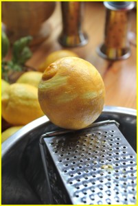 Zitronen abreiben: Vorsicht, nur das Gelbe! Foto: La Palma 24