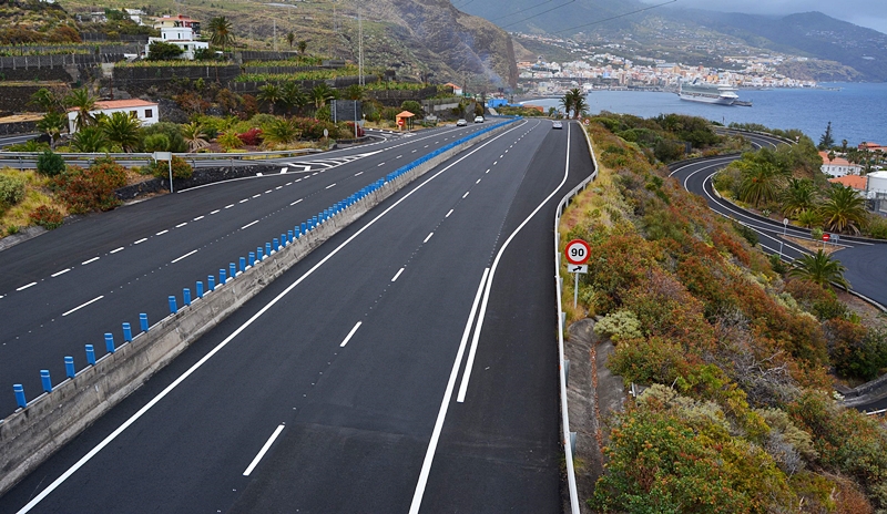 Die LP-3 vom Flughafen nach Santa Cruz de La Palma: Neuer Belag von Los Cancajos bis zum Industriegebiet Los Guinchos. Foto: Cabildo