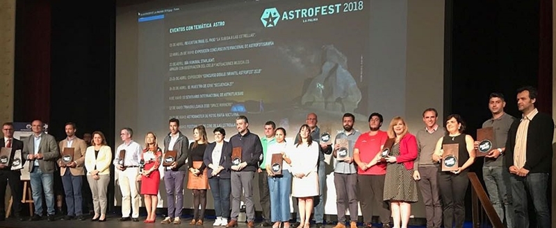 Noch mehr AstroTourismus-Unternehmen. Zum Abschluss des Astrofestes haben Inselpräsident Anselmo Pestana und Inseltourismusrätin Alicia Vanoostende am vergangenen Wochenende bekannt gegeben, dass es neun weitere Firmen auf La Palma gibt, die Angebote für Freunde der Sterne bereit halten. Die Liste zeigt die Hotels Hacienda de Abajo, Hacienda San Jorge, La Palma Princess und die Apartamentos La Caletasowie die Firmen Be Green La Palma, Joyería Ferreiro, La Palma Galpa, El Duende de Fuego, Cafetería Osa Menor, Vinos Vega Nore und Canary Live Experience sowie die Asociación Casitas La Palma. Mit diesen Unternehmen gibt es inzwischen knapp 70 AstroTourismus-Initativen auf der Insel. Beim Astrofest 2018 wurde La Palma während Veranstaltungen wie der Transvulcania oder dem Festivalito als Ziel für den Sternentourismus beworben.