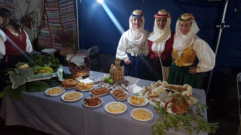 Am Dienstag, 29. Mai 2018, wird in Los Llanos zum zweiten Mal der Tanz der Öllampen gefeiert. Der Baile del Candil beginnt um 21 Uhr. Diese einstige Traditionsveranstaltung wurde im vergangenen Jahr nach langer Auszeit aus der Versenkung gehoben. Bei dem Event sieht man Trachten von La Palma und Folklore-Darbietungen, und es gibt Spezialitäten von der Isla Bonita. Weiter geht´s mit Folklore in Los Llanos am Mittwoch, 30. Mai 2018 am kanarischen Feiertag Día de Canaria auf der Plaza de Espana ab 12.30 Uhr.