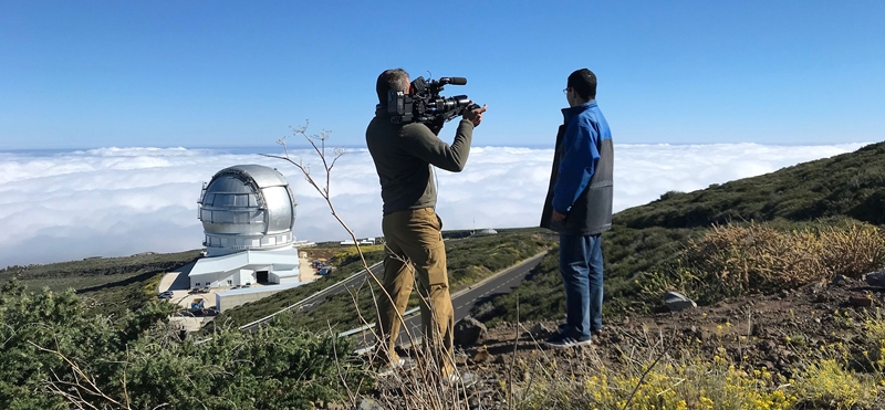 Französische Fernsehteams auf La Palma. Eine Produktion von Canal+ in Frankreich wurde jetzt auf dem Roque de Los Muchachos auf La Palma gedreht. Die 90minütige Dokumentation über die Observatorien auf dem höchsten Berg von wird übersetzt Näher an den Sternen heißen und im Themenkanal Planete+ voruassichtlich im Dezember 2018 ausgestrahlt. Der Film vereint Beiträge über die Sternwarten von La Palma, Hawaii und Chile.