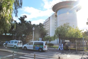 Taxis direkt vorm Haupteingang der Uniklinik Teneriffa: Die Fahrt ins Zentrum von Santa Cruz kostet circa zehn Euro; wer nach La Laguna will, bezahlt rund fünf Euro. Foto: La Palma 24