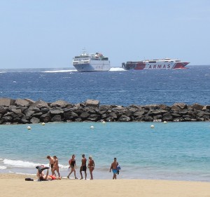 Warten auf die Fähre: Im El Pinche genießt man den Blick übern Strand hinweg aufs Meer und die Schiffe.