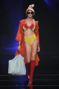 In den Farben des Caldera-Wasserfalls: Bademoden und Accessoires von La Palma-Designern auf dem Catwalk