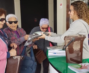 Ausgabe der Gratis-Kits für die Braune Tonne: Der Stand wandert im Juni durch Los Llanos, Tazacorte und Puerto Naos. Foto: Cabildo