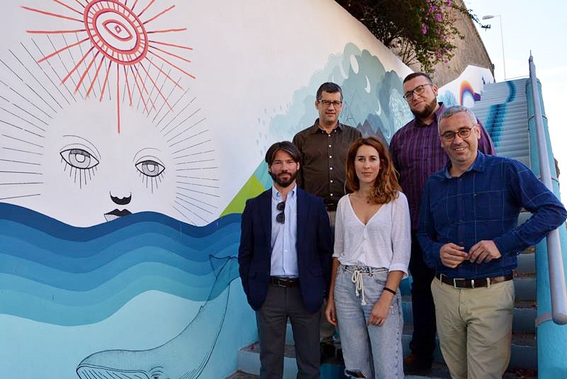 Santa Cruz wird immer bunter. Im Rahmen des Projekts Santa Cruz - Capital del Color bringt jetzt eine weitere Fassade Farbe ins Hauptstadtbild: Die palmerische Künstglerin Marta Roca hat an der Treppe zwischen dem José López- und dem El Pilar-Gässchen das Thema Wasserkreislauf interpretiert. Dies ist bereits das siebte Werk, das in der Hauptstadt-der-Farbe-Reihe entstand und von der Firma Canaragua gesponsort wird.