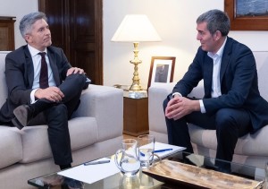 El Presidente D. Fernando Clavijo Batlle se reúne con el ministro del interior Fernando Grande-Marlaska para hablar sobre inmigración a 26 de Junio de 2018. (Foto: Arturo Rodriguez/Presidencia GobCan) Esta fotografía oficial del Gobierno de Canarias es solamente para uso editorial por medios de comunicación. La fotografía no puede ser manipulada de ninguna manera y no se puede utilizar en materiales comerciales y/o políticos, publicidad, correos electrónicos, productos, promociones que de alguna manera pueda sugerir la aprobación o respaldo del Presidente, o el Gobierno de Canarias.