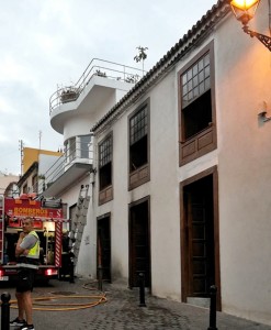 Brannte zum zweiten Mal: altes Stadthaus in Tazacorte. Foto: Bomberos