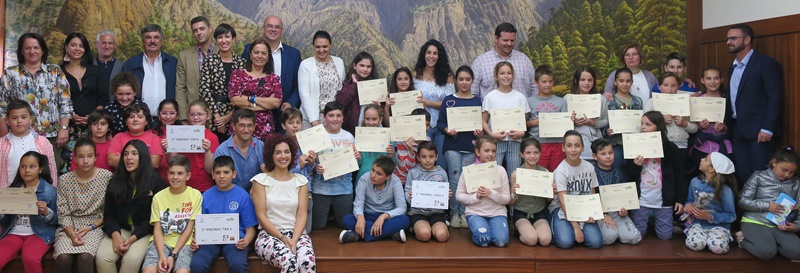 Gewinner des Recyclingpreises. SchülerInnen der José Luis Elbendea y Gómez de Aranda-Schule in San Andrés y Sauces haben den La Palma Recicla-Wettbewerb 2017/18 gewonnen. Bei dieser Herausforderung entwicklen die Institute Kampagnen im Bereich des Umweltschutzes, die aufzeigen, wie wihtig die Mitarbeit jedes Einzelnen ist. Der Wettbewerb findet im Rahmen des Programms La Palma Recicla statt, das Aktionen in der Anlage zur Sortierung und Deponierung des Inselmülls in Mazo und in den Schulen umfasst - inzwischen waren hier bereits mehr als 6.000 junge Menschen zu Besuch. Es wird in Zusammenarbeit des Cabildo, der Fundación Canarias Recicla, Ecoembes und Ecovidrio durchgeführt. Im Sommer 2018 soll das Programm ausgeweitet werden: Geplant sind Workshops, Gespräche und Aktivitäten im Rahmen der Freizeitangebote.