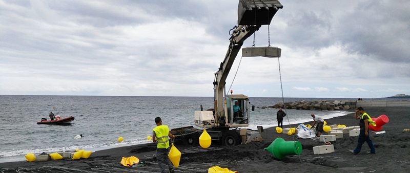 Strandumgestaltung für Wassersportler. Die Hauptstadtverwaltung hat am vergangenen Wochenende damit begonnen, einen Strandbereich für Fans von Wassersporten vorzubereiten. Angebracht wurden Bojen und Absperrungen. Dafür hat die Kanarenregierung 50.000 Euro zur Verfügung gestellt.