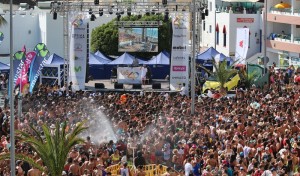 Wasserfest in Puerto Naos: Tausende strömen in das Aquarium an der Strandpromenade und lassen sich mit Musik und Wasser berieseln. Foto: Michael Kreikenbom