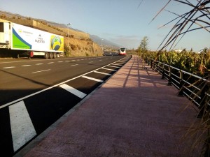 Die Hauptstraße von Los Llanos nach Puerto Naos: Nach Triana gibt es jetzt einen 150 Meter langen Fußgängerweg. Foto: Cabildo