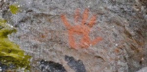 Vandalismus: rote Handabdrücke auf den Petroglyphen in La Zarza. Foto: El Time