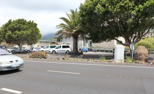 Das Besucherzentrum: Sieht man bei der Fahrt vom Tunnel auf der LP-3 schon von weitem. Außerdem warnen Tempo 50-Schilder vor dem Bereich mit dem Blitzer! Foto: La Palma 24