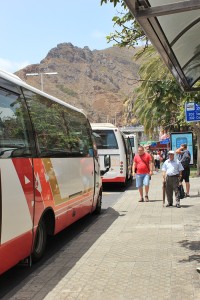 Oftmals drangvolle Enge: derzeitige Situation am "Busbahnhof" in Santa Cruz. Foto: La Palma 24