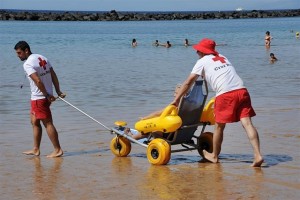 Badespaß Im Meer für Behinderte oder Senioren: Mit diesem Schlitten machen es die Socorristas vom Roten Kreuz möglich. Foto: Cruz Roja