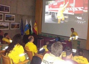 Auch Theorie wird gebüffelt: Die Fire Fighter auf La Palma werden laufend fortgebildet. Foto: Cabildo