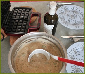 Waffeln-Ausbacken: Am besten setzt man sich gleich daneben und verspeist das knusprige Waben-Gebäck sofort. Foto: La Palma 24