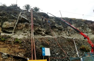 Sicherheitsnetze oberhalb der LP-2 vorm Hafen von Tazacorte werden angebracht: Stop den Steinschlägen. Foto: Cabildo