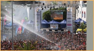 Wasserfest in Puerto Naos. Am Samstag, 21. Juli 2018, bleibt in Puerto Naos wieder kein Auge trocken: Um 15 Uhr werden auf der Strandpromenade des Badeorts die Wasserhähne aufgedreht, dazu dröhnt Musik von der Bühne, auf der sich Sternchen der Pop-Szene und DeeJays versammeln. Nichts für Leute mit Lautstärke-Problemen oder Wasserscheu.