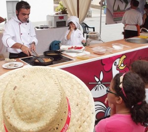 Schaukochen in Puerto Naos: Vor den Ständen drängeln sich die Leute, denn man kann die Tapas gratis probieren. Foto: La Palma 24