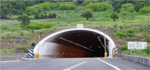 Der neue Tunnel unter der Cumbre: Hier wird der Verkehr in den nächsten Monaten mit Ampeln geregelt, so dass die beiden Spuren im Tunnel immer gleichzeitig in einer Richtung befahren werden können. Grund: Das Bauwerk ist für Gegenverkehr nicht ausgerichtet, es wäre zu gefährlich.