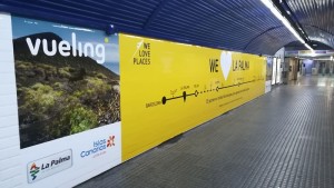 Werbung für La Palma und Flüge mit Vueling: riesige Plakate in der Metro von Barcelona. 