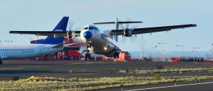 Inselhüpfer und große Maschinen auf dem Flughafen von Santa Cruz de La Palma: Passagier-Plus von