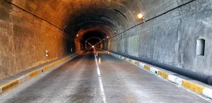 Der Alte Tunnel ist zur Zeit tagsüber nur einspurig befahrbar: Ab sofort auf noch unbestimmte Zeit wird er von Mitternacht bis 6.30 Uhr mitsamt der LP-3 ab dem Neuen Tunnel in Richtung Westen komplett gesperrt.