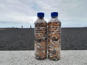Auch auf La Palma ein Problem: Kippen, die am Strand einfach in den Sand geworfen werden - Umweltschützer sammeln sie ein.
