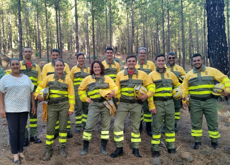 Freiwillige Feuerwehr in Tijarafe ausgestattet. Nach 18 Stunden Theorie und praktischen Übungen mit den Feuerwehr-Teams vom Inselumweltamt und den Brigadas de Refuerzo en Incendios Forestales (BRIF) sind die Bomberos Voluntarios in Tijarafe für den Ernstfall bereit. Die Gemeinde weiß das ehrenamtliche Engagement zu schätzen, und hat das Team jetzt mit der erforderlichen Schutzkleidung ausgestattet. Bürgermeister Marcos Lorenzo dankt den Freiwilligen Feuerwehrleuten in seiner Gemeinde, die seit Jahren ihren Teil zur Waldbrandbekämpfung beitagen.