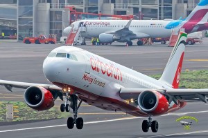 Airport SPC mit einer Air Berlin-Maschine im Vordergrund und einer Eurowings im Hintergrund: Beide Maschinen gehören der Low-Cost-Tochter der Lufthansa. Foto: Carlos Díaz