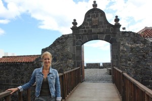 Virginia Espinosa vorm Castillo de Santa Catalina: Die Stadträtin kündigt die Suche nach einem alten unterirdischen Tunnel an. Foto: Stadt