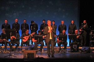 Teatro Circo de Marte: Luis Moerera singt Weihnachtslieder.