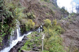 Marcos y Cordero: Der beliebte Wanderweg durch die Tunnel und an einer hohen Felswand vorbei ist nicht ungefährlich. Foto: Cabildo